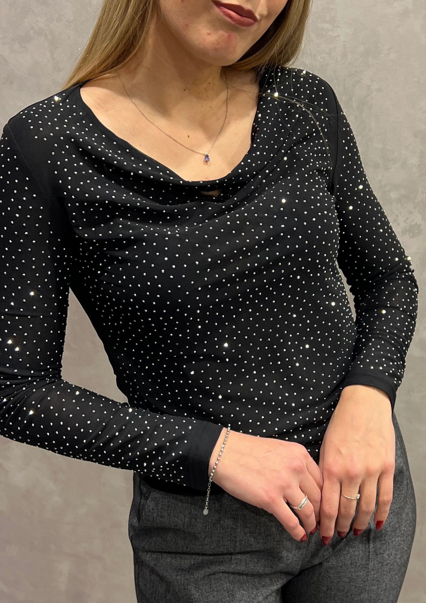 Top tulle scollo drappeggiato con strass