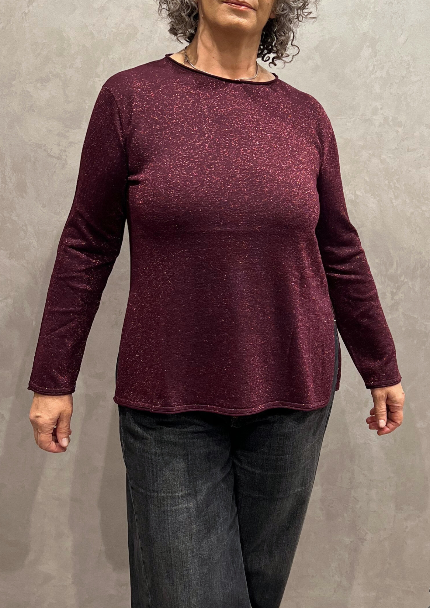 Maglia svasata in filo lurex con spacchi