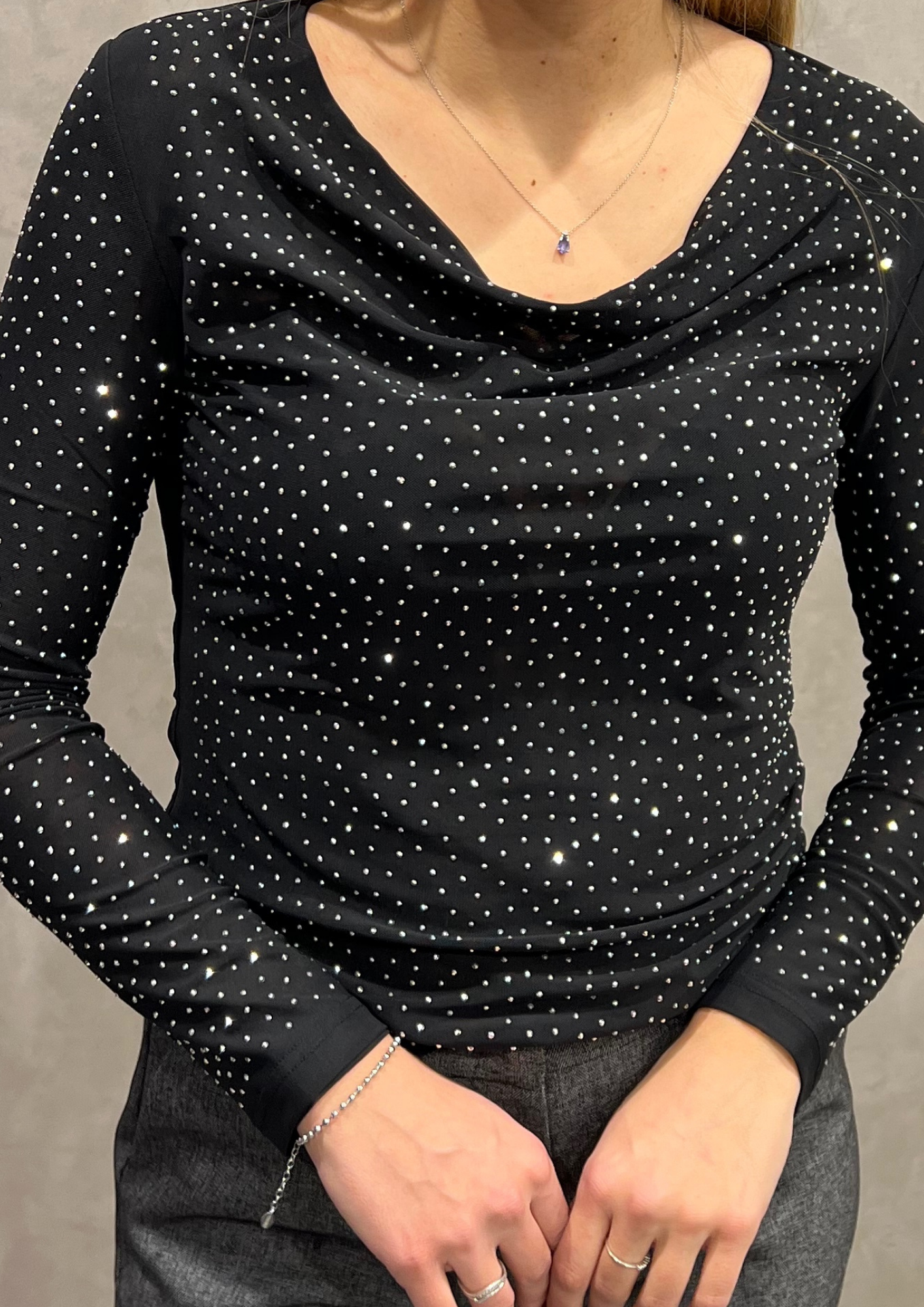 Top tulle scollo drappeggiato con strass