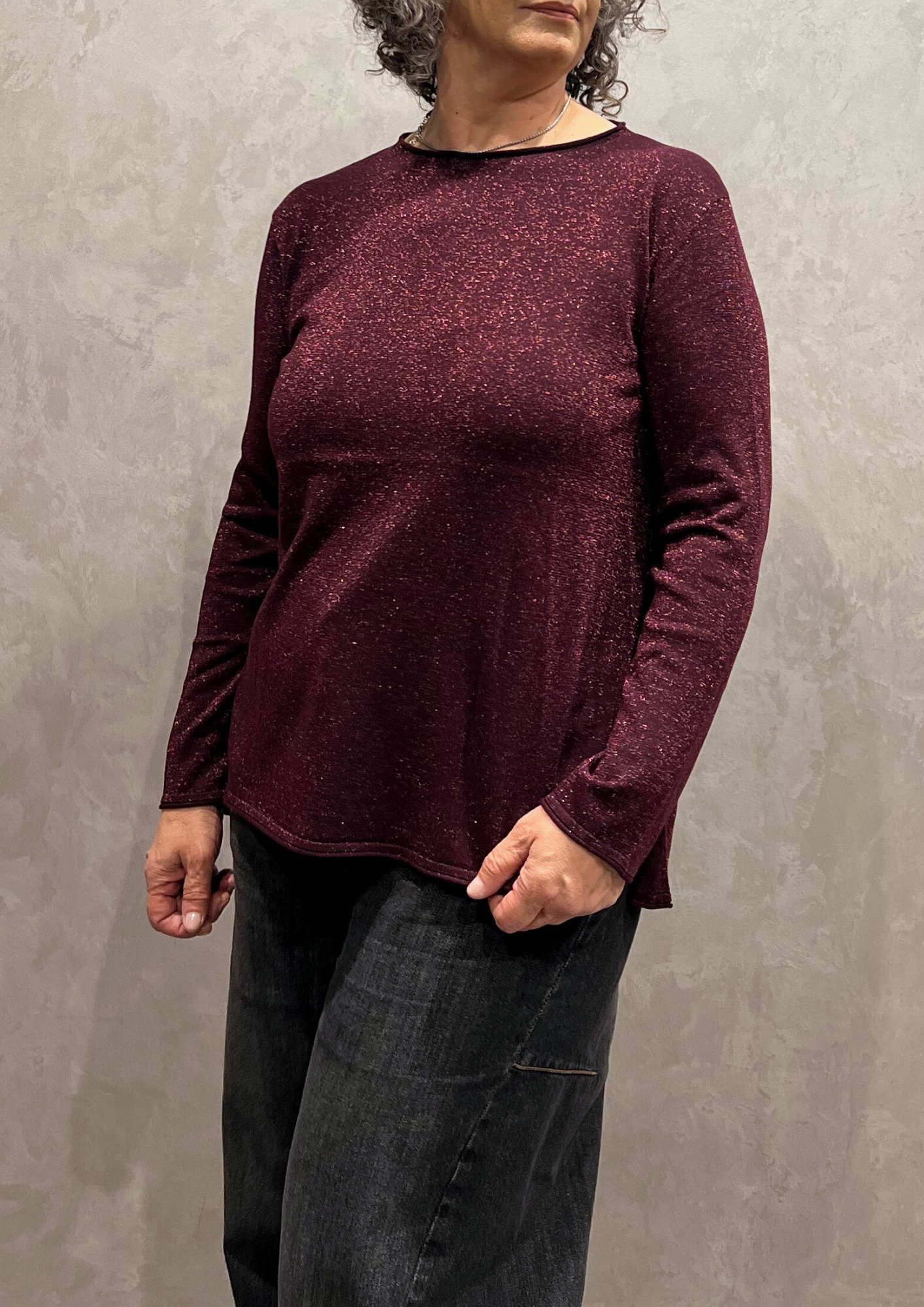 Maglia svasata in filo lurex con spacchi