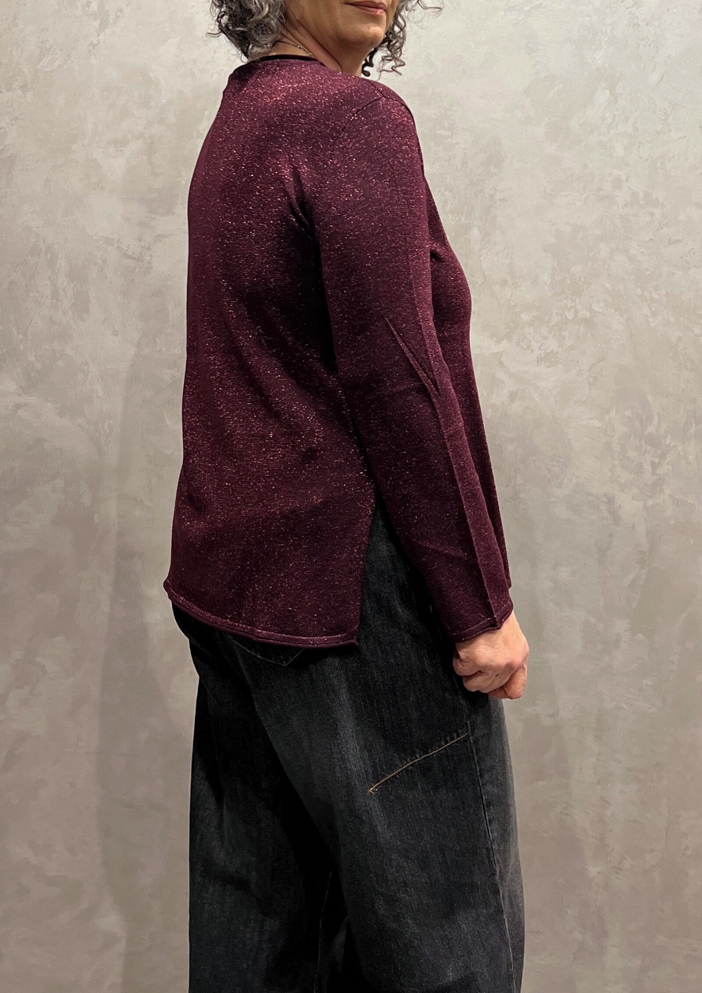 Maglia svasata in filo lurex con spacchi