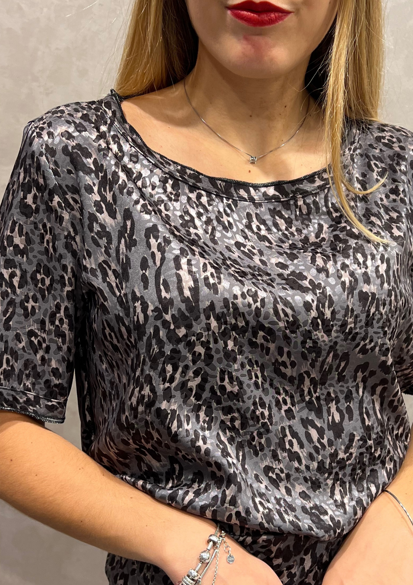 Blusa fluida simil-raso fantasia animalier