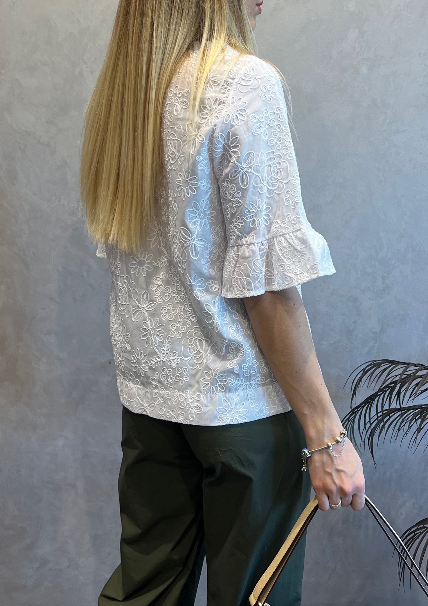 Blusa con ricami rilievo in 100% cotone