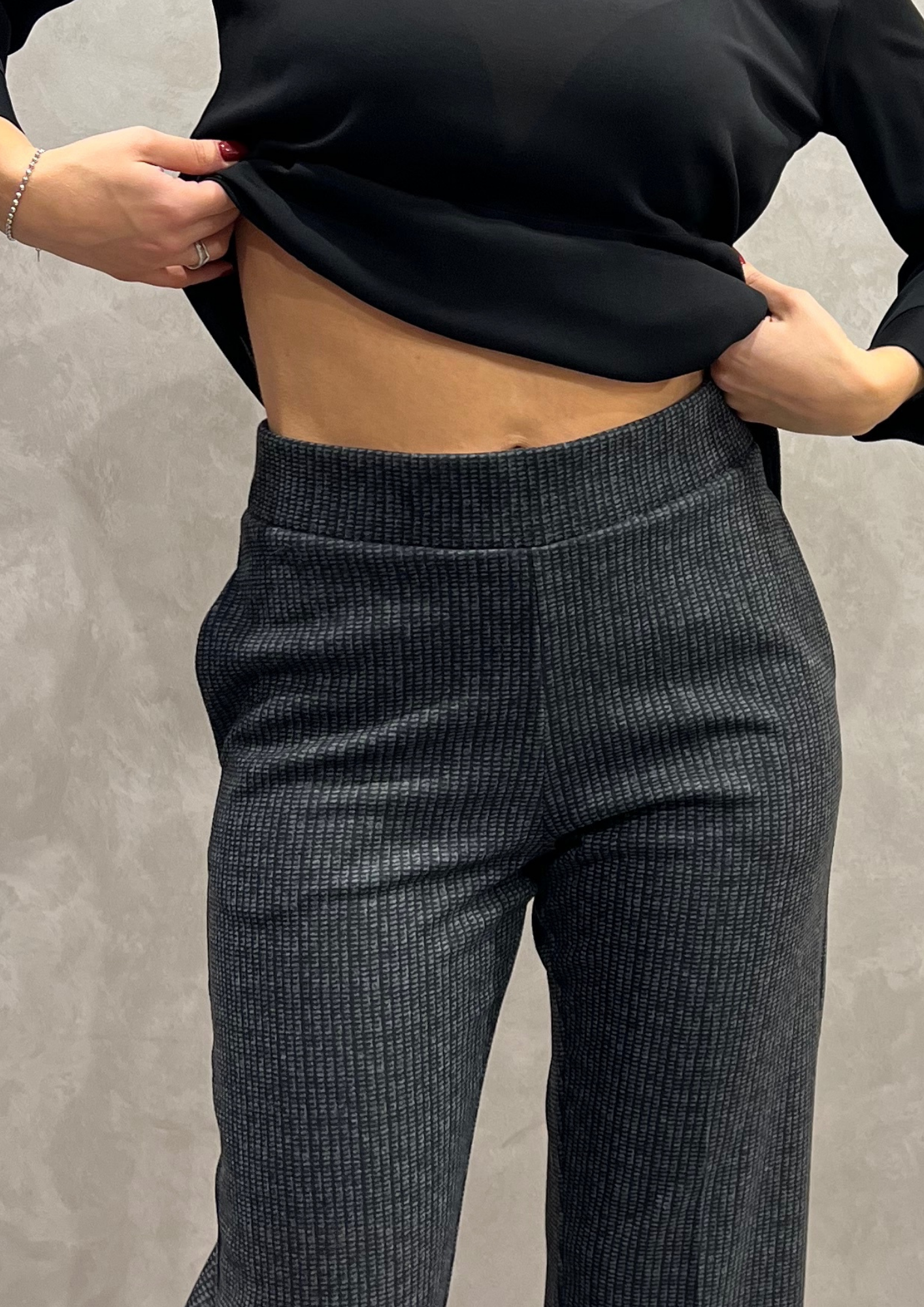 Pantalone taglio dritto in micro-fantasia