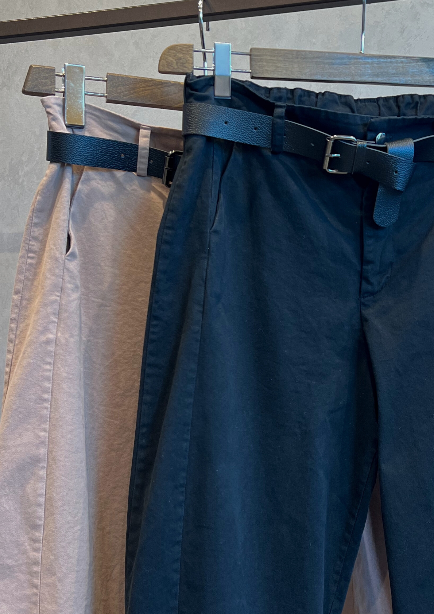 Pantalone barrel in cotonaccio con cintura