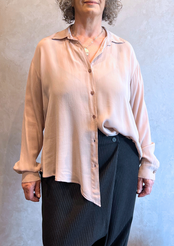 Camicia over asimmetrica in viscosa lucida