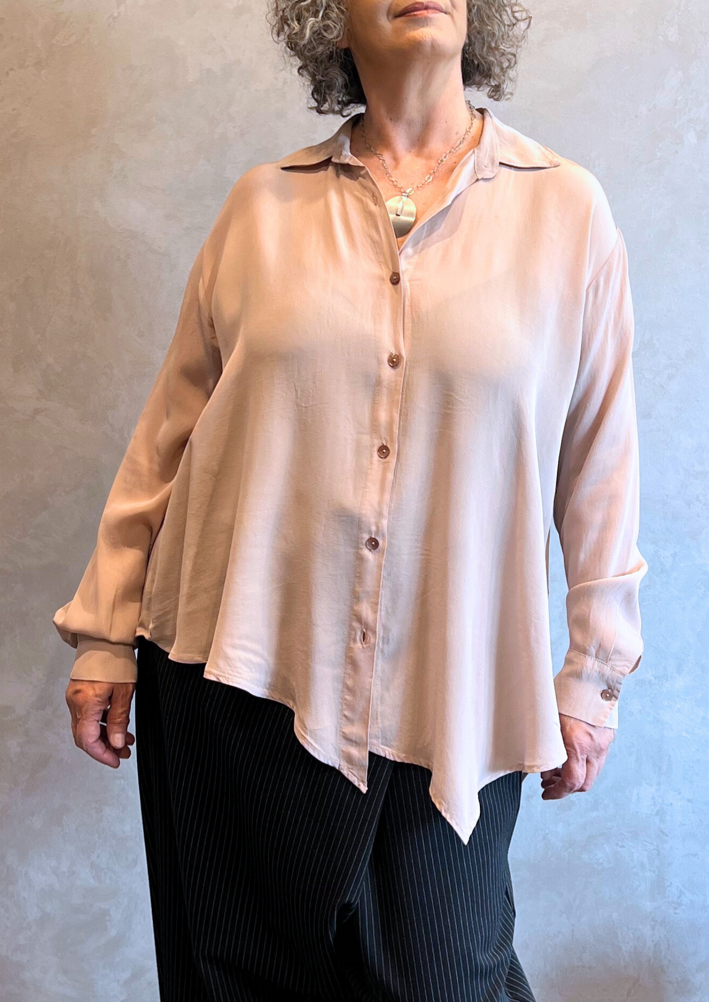 Camicia over asimmetrica in viscosa lucida