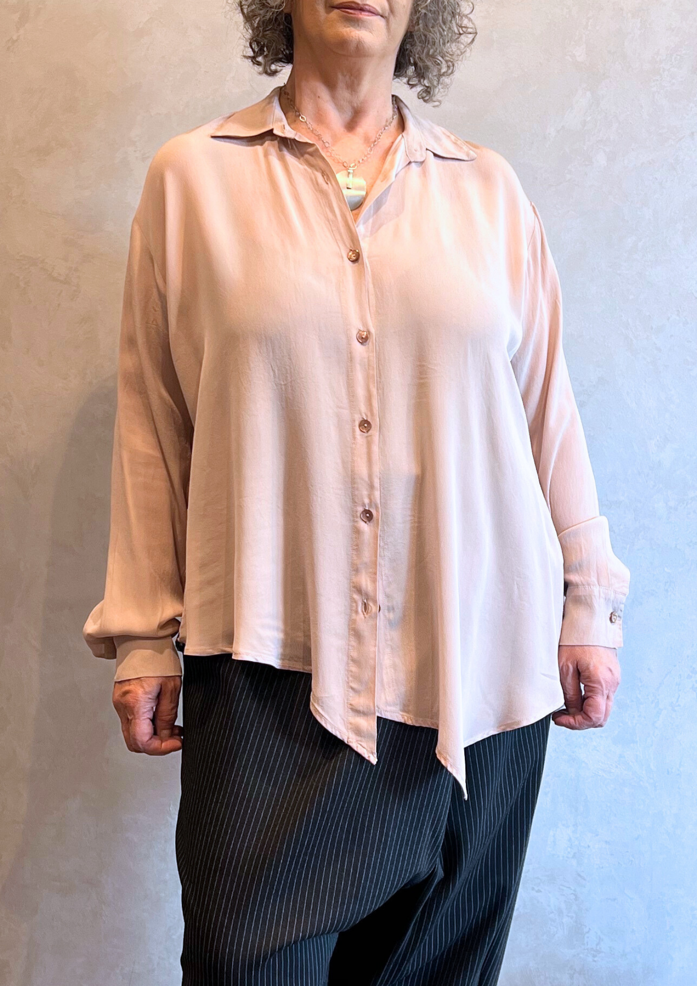 Camicia over asimmetrica in viscosa lucida