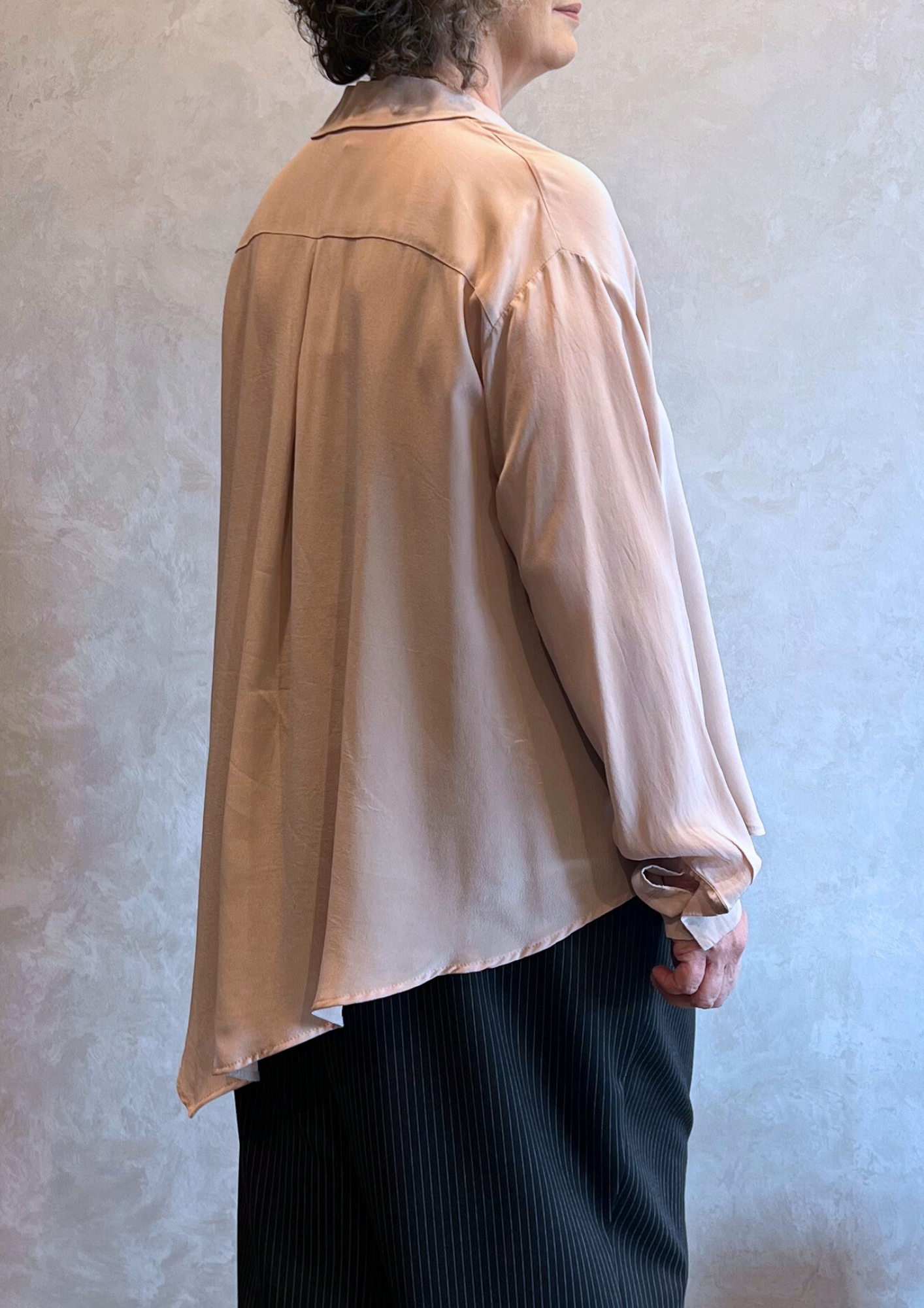 Camicia over asimmetrica in viscosa lucida