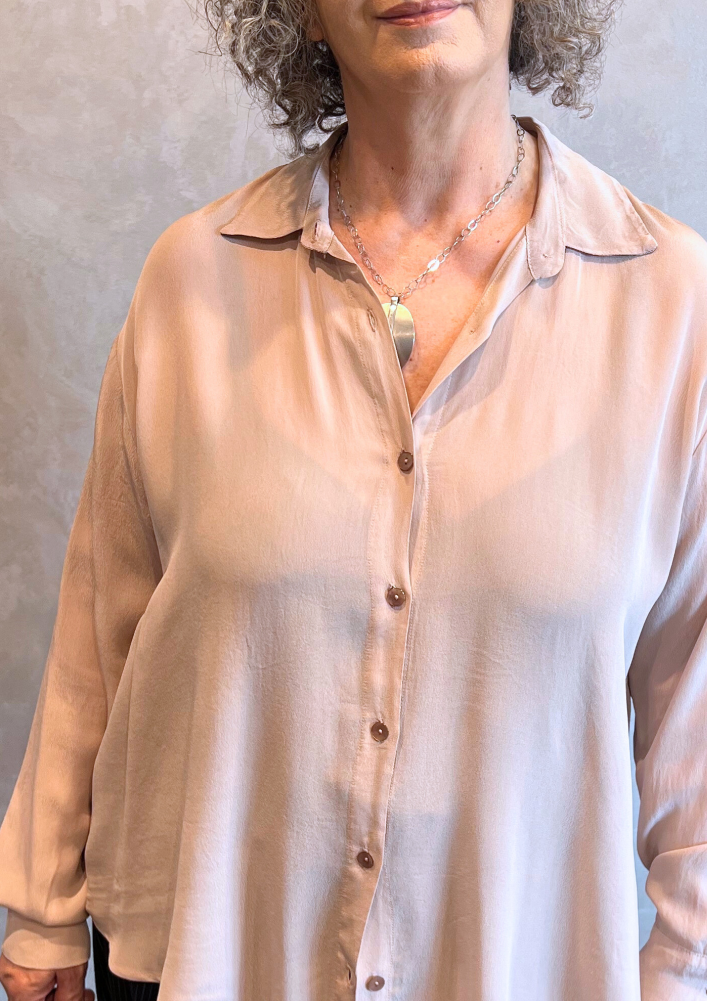Camicia over asimmetrica in viscosa lucida