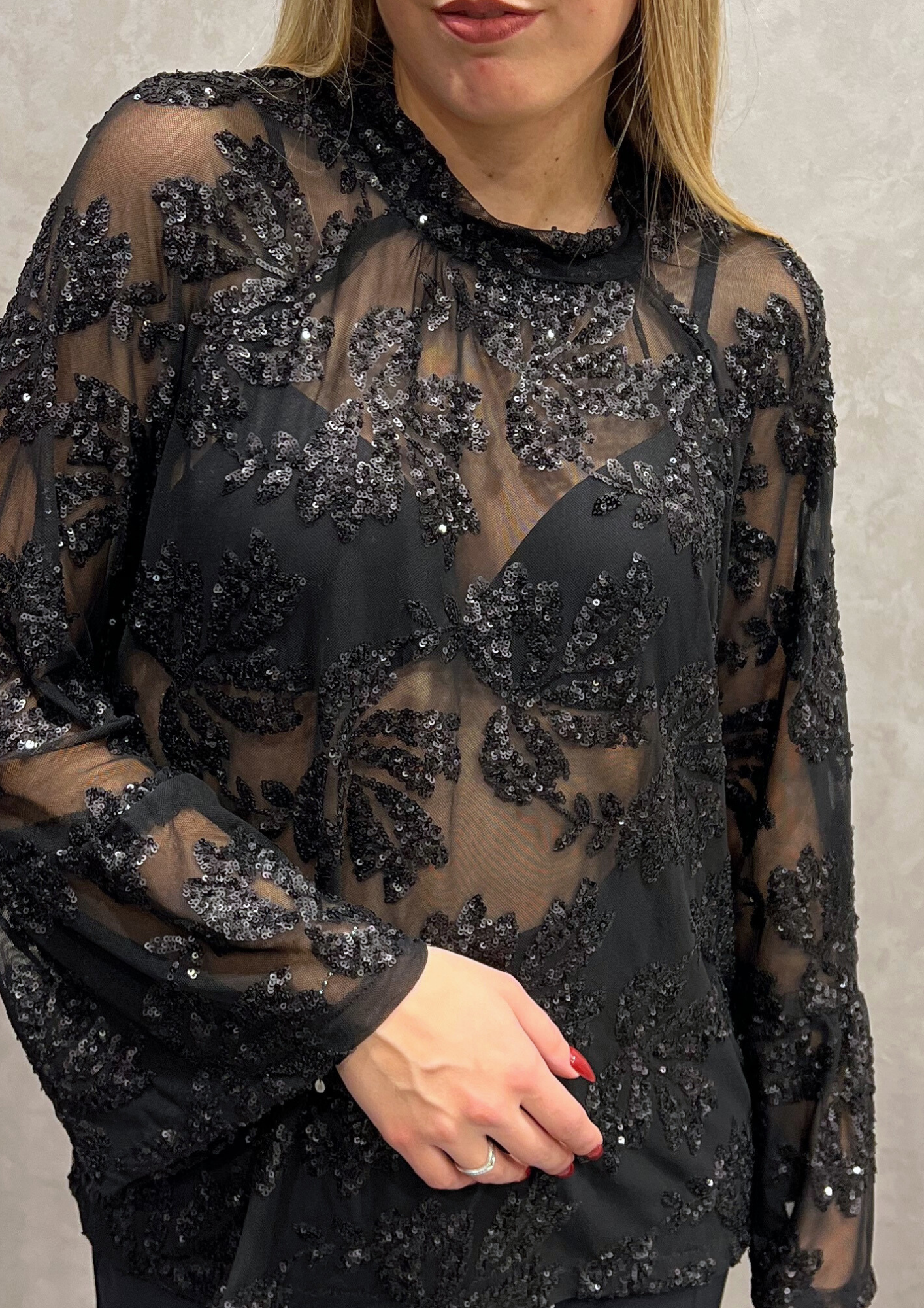 Blusa over tulle con ricami paillettes