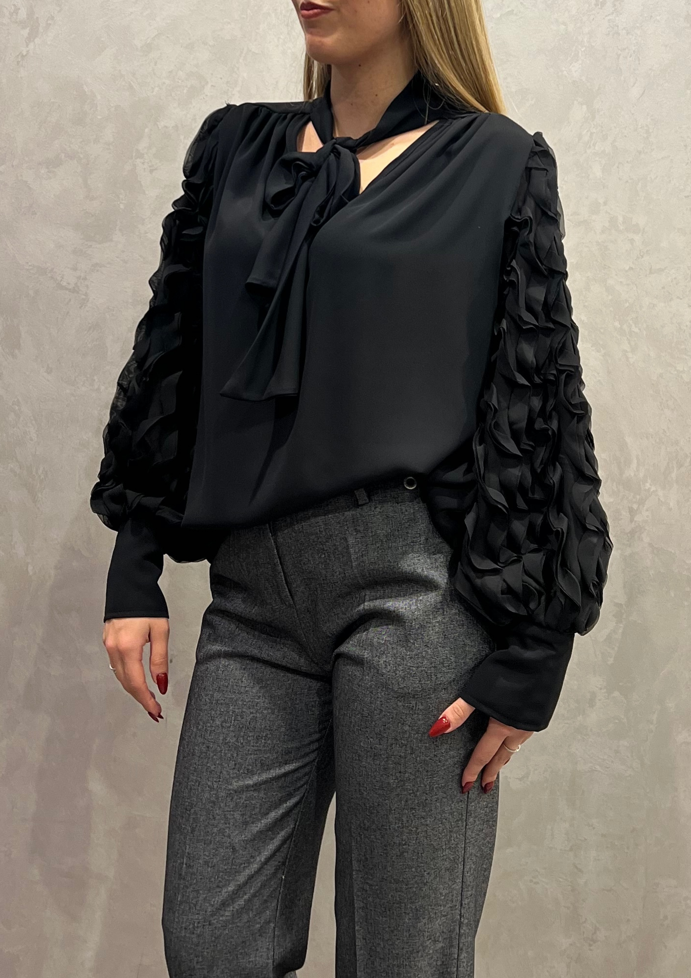 Blusa con fiocco e maniche rouches