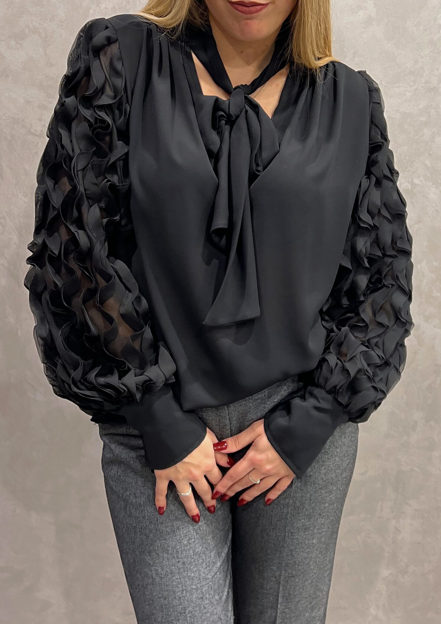 Blusa con fiocco e maniche rouches