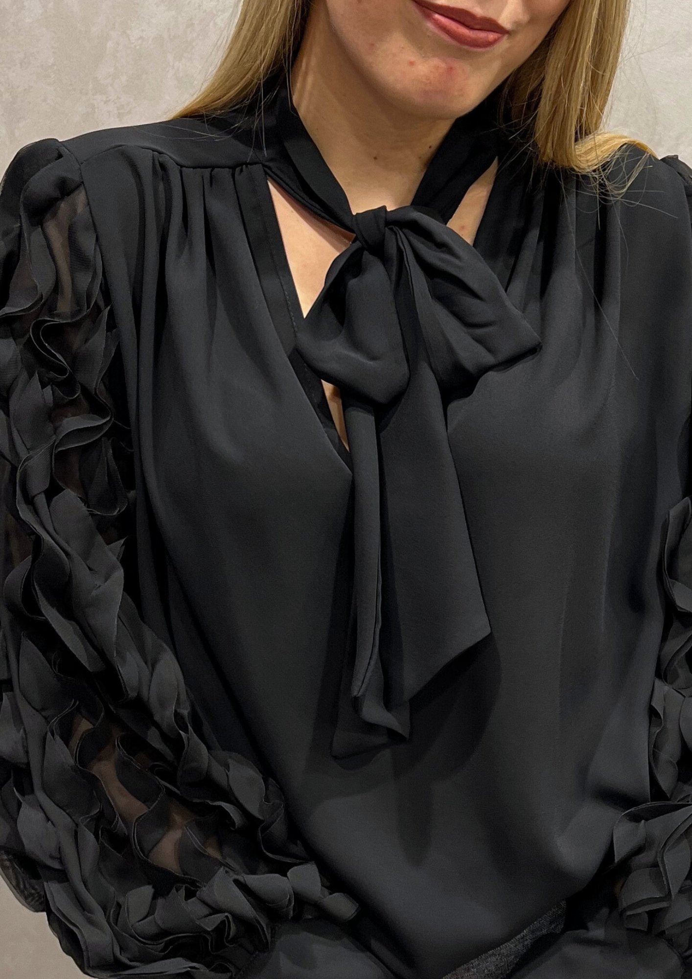 Blusa con fiocco e maniche rouches