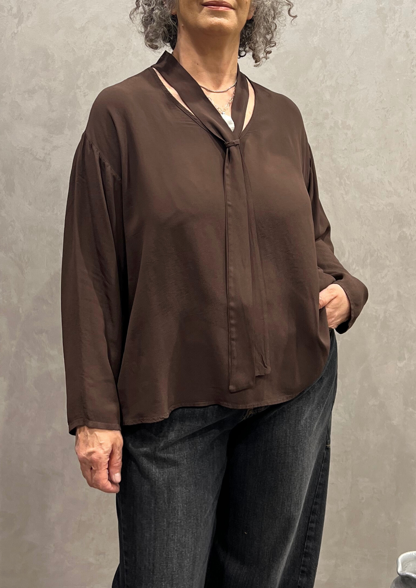 Blusa over con laccio in viscosa lucida