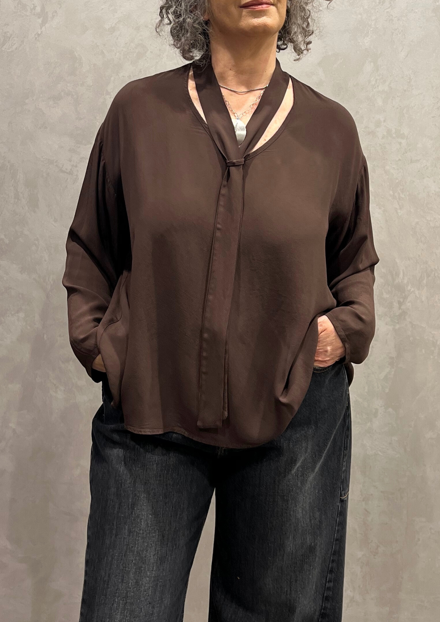 Blusa over con laccio in viscosa lucida