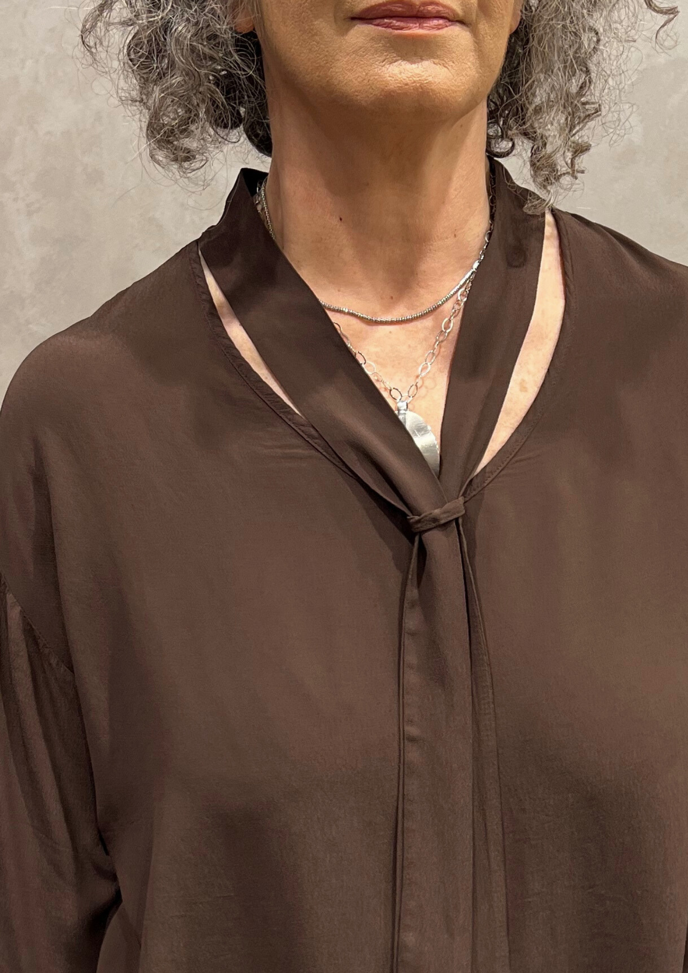 Blusa over con laccio in viscosa lucida