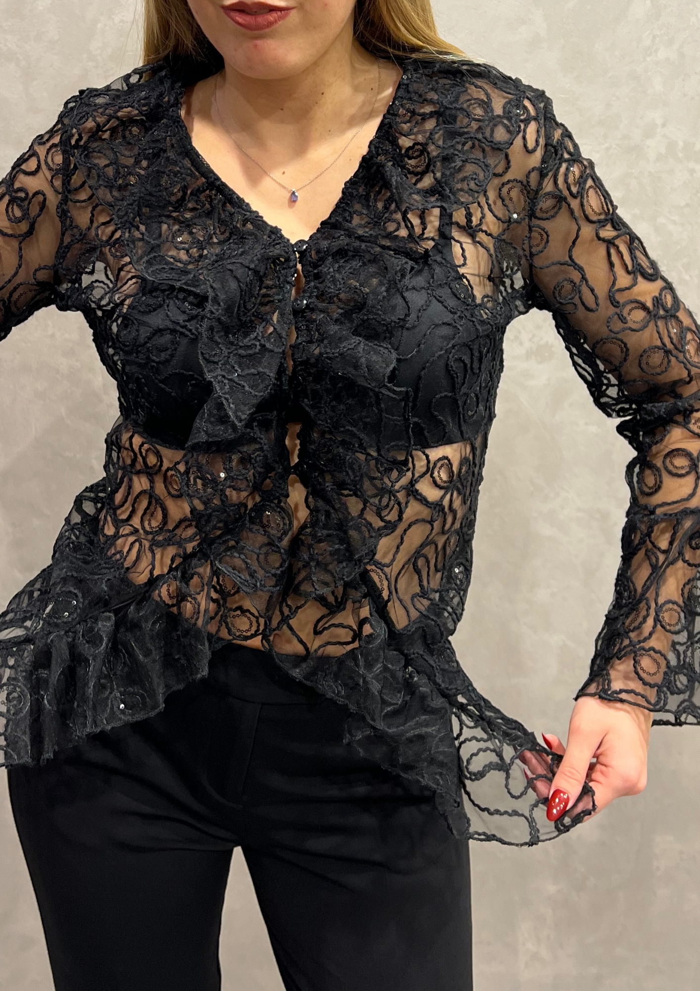 Camicetta tulle con lavorazione pizzo e paillettes