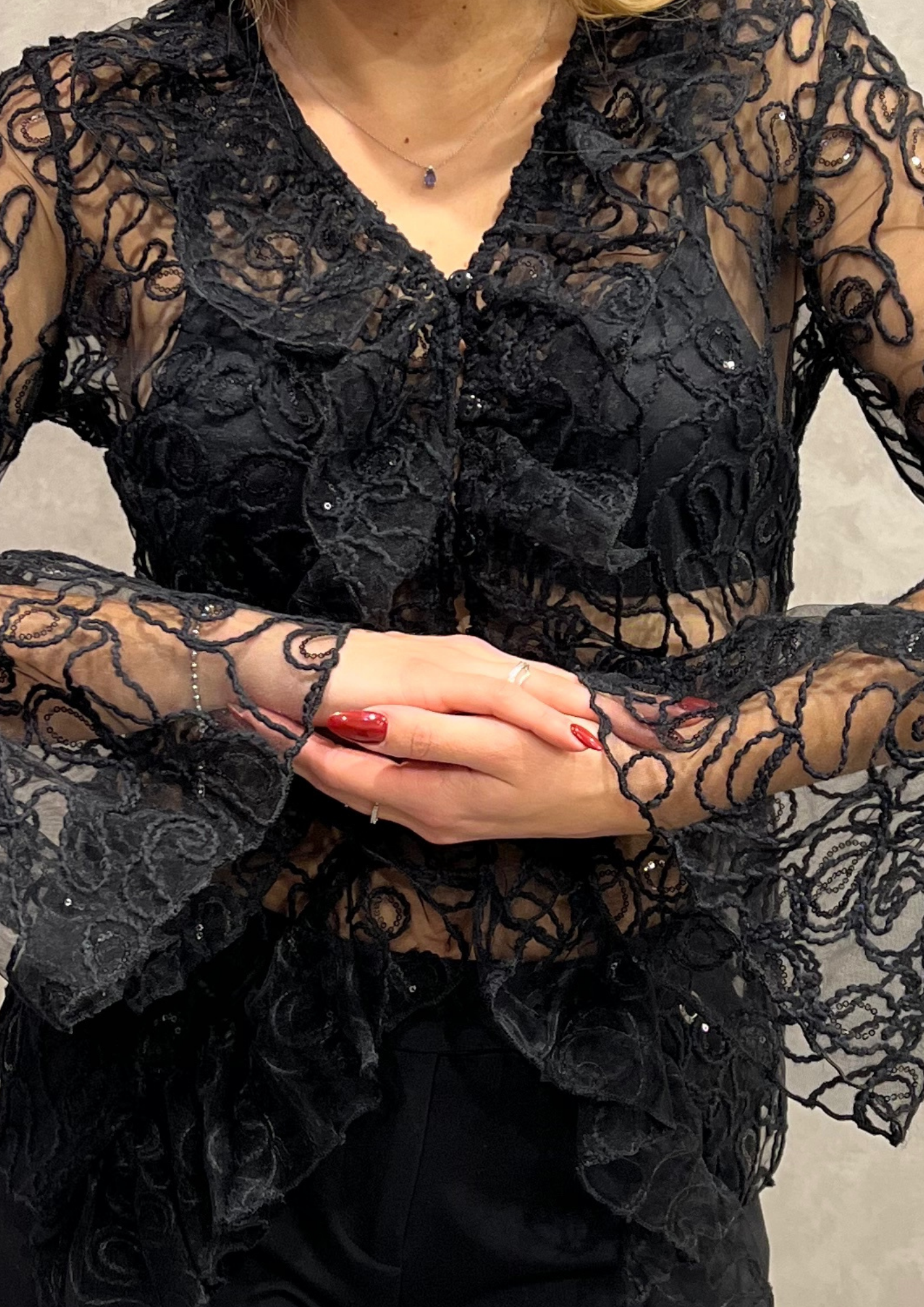 Camicetta tulle con lavorazione pizzo e paillettes