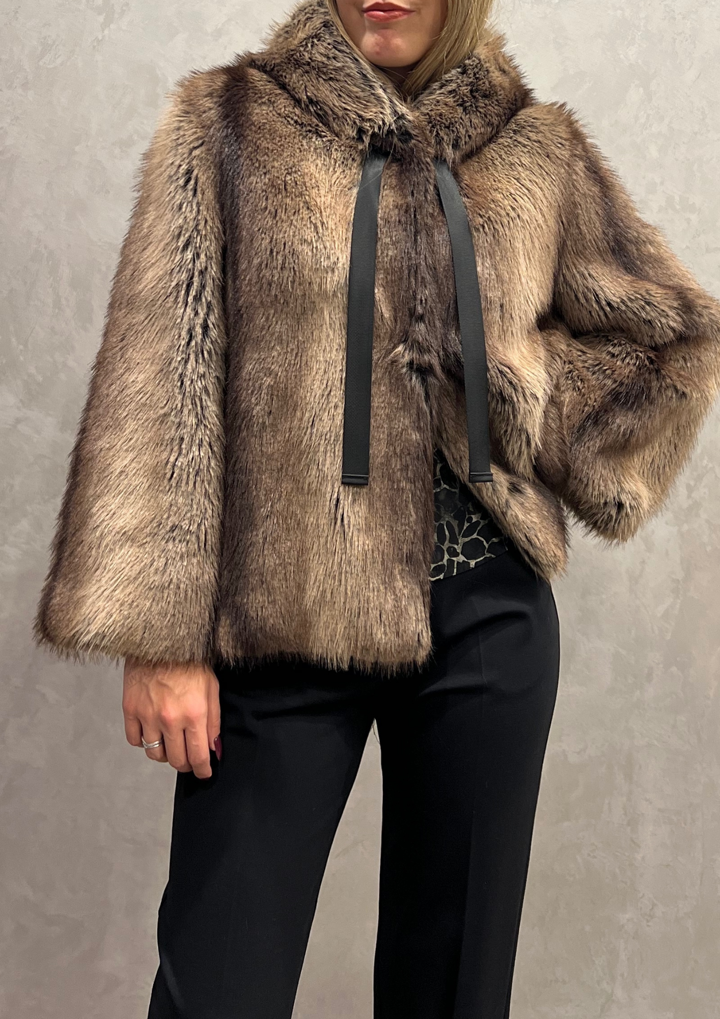 Ecopelliccia coyote stile vintage con cappuccio