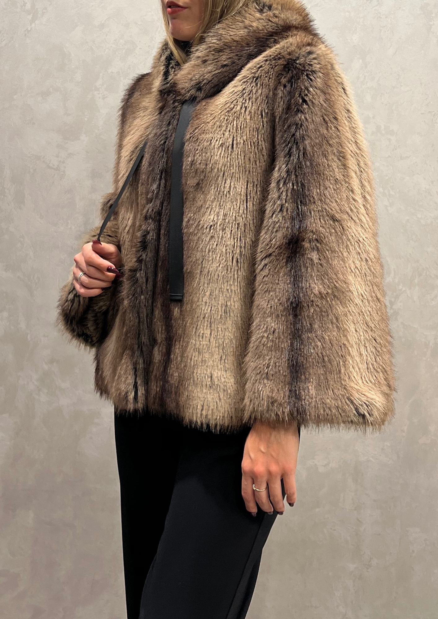 Ecopelliccia coyote stile vintage con cappuccio