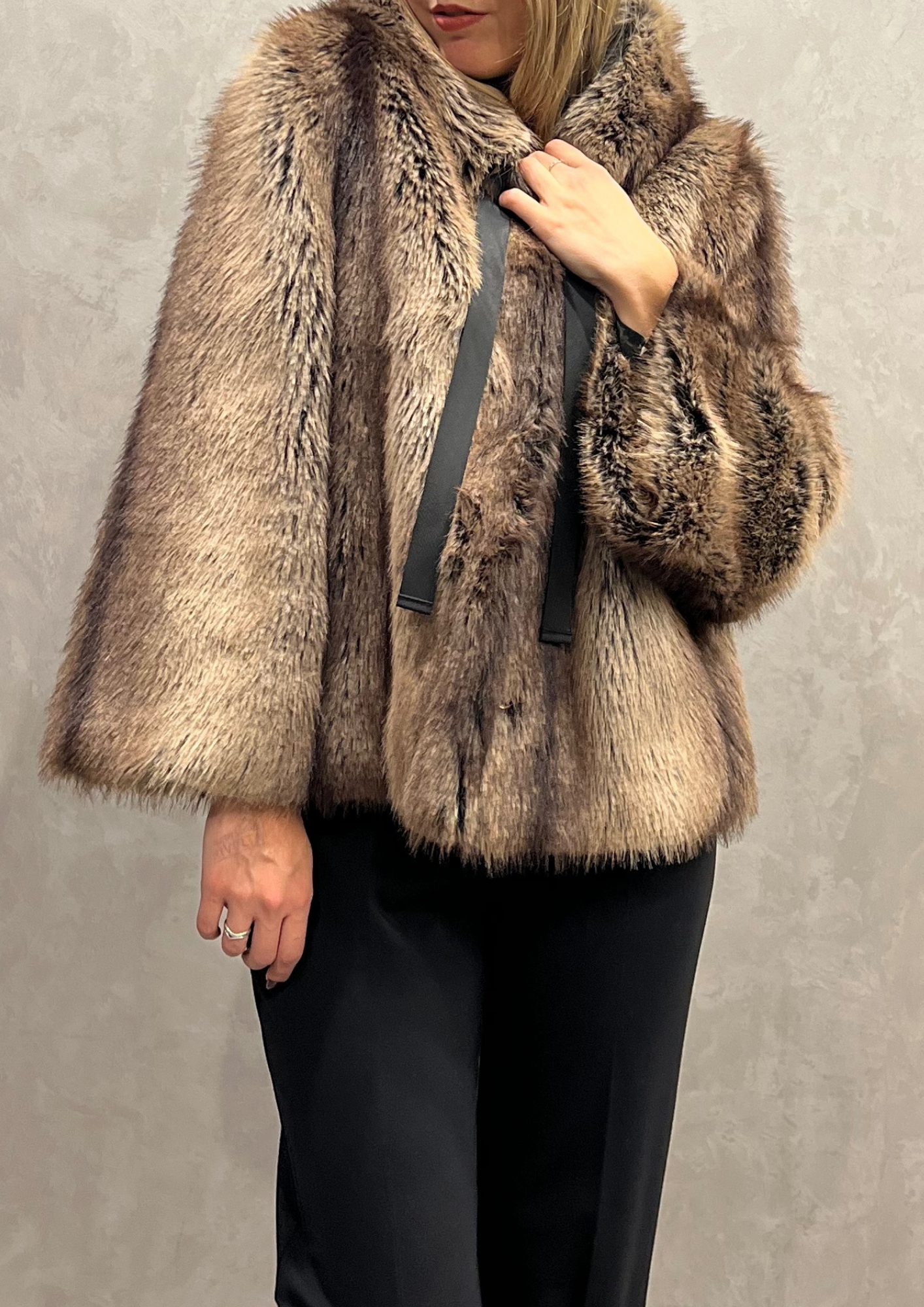 Ecopelliccia coyote stile vintage con cappuccio