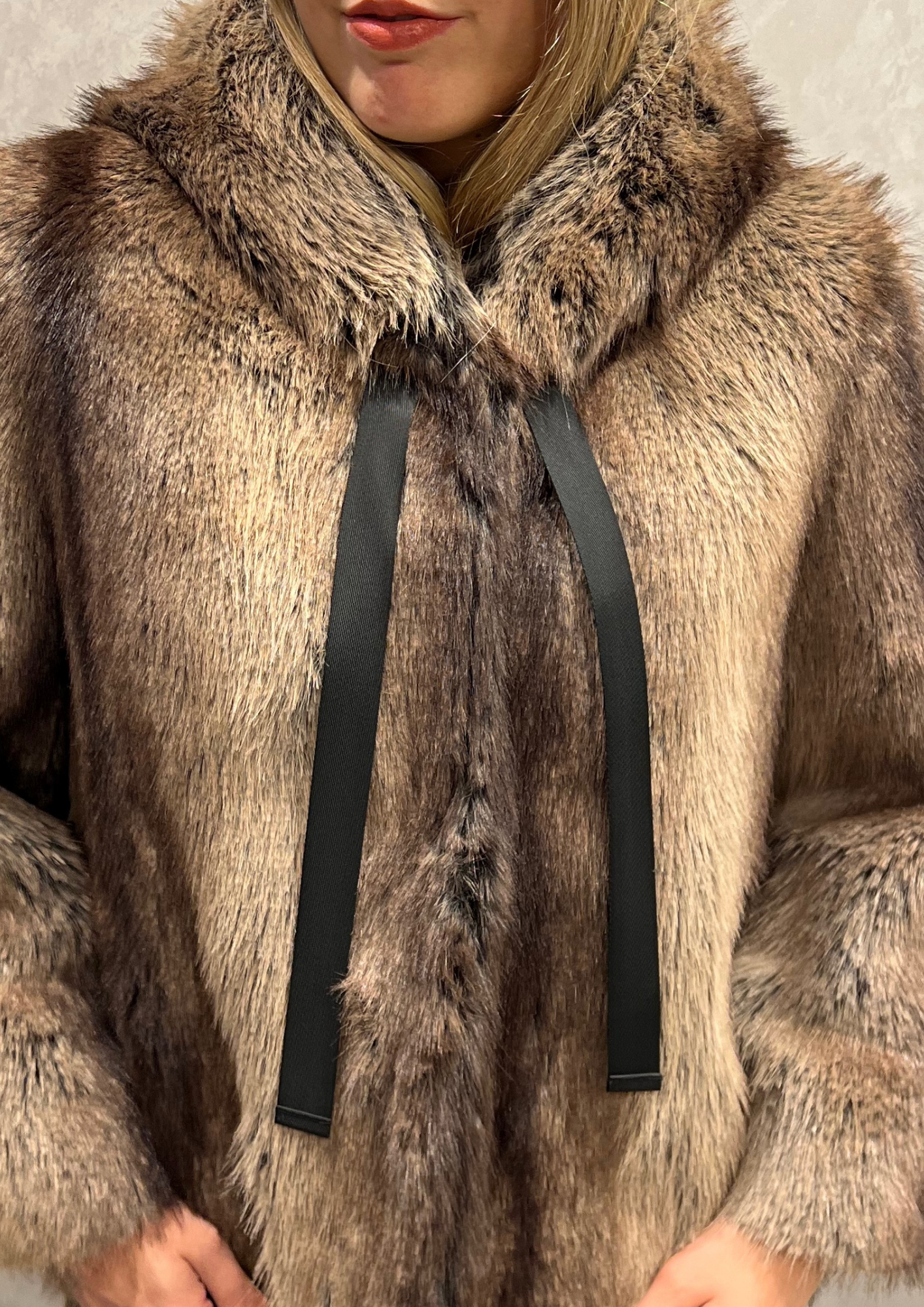 Ecopelliccia coyote stile vintage con cappuccio