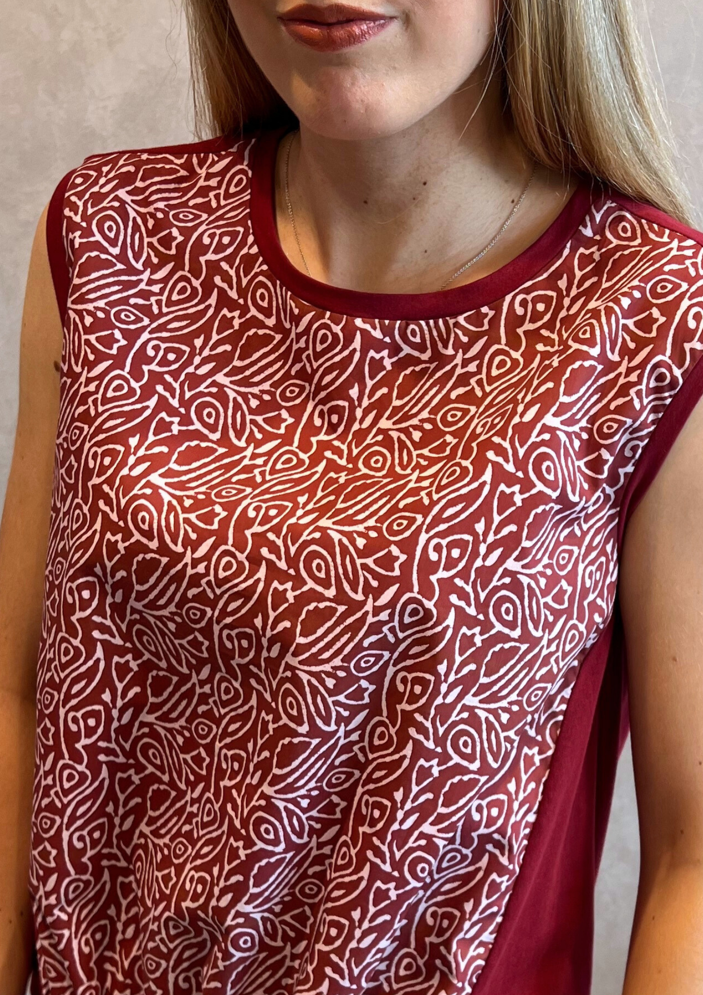 Blusa bimaterica smanicata in fantasia con coulisse