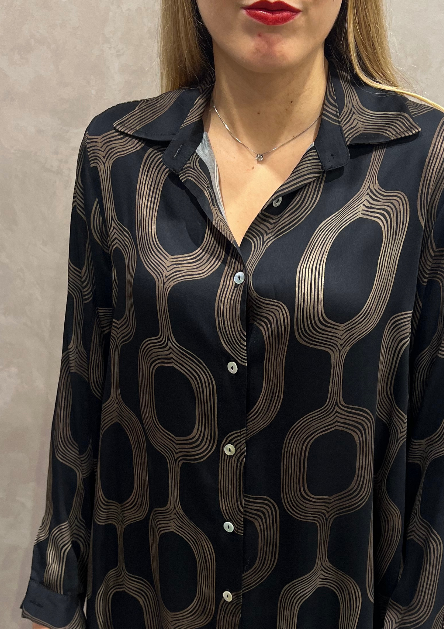 Camicia asimmetrica 100% viscosa in fantasia geometrica