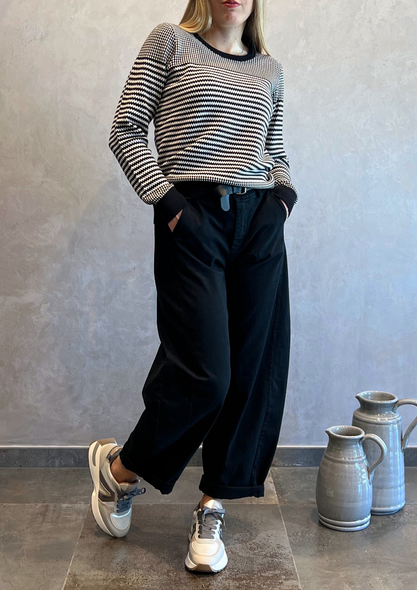 Pantalone barrel in cotonaccio con cintura