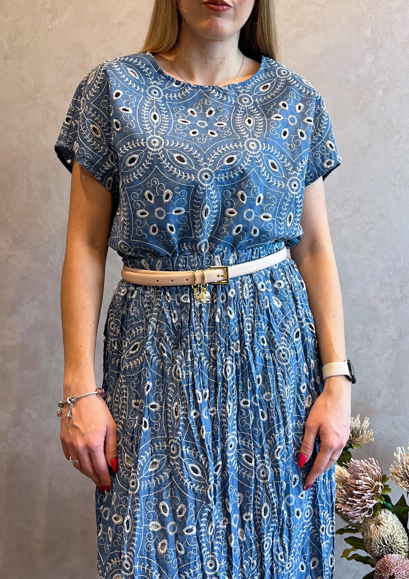 Blusa manica corta in chambray con ricami