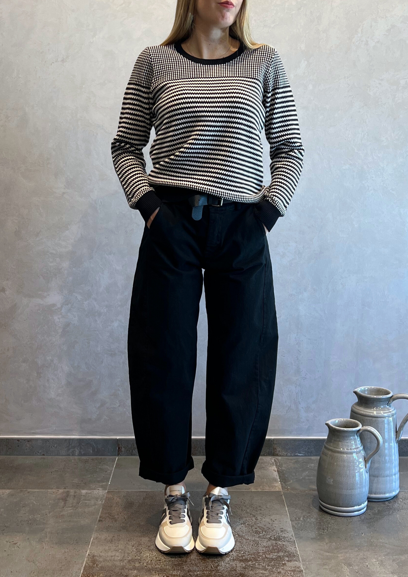 Pantalone barrel in cotonaccio con cintura