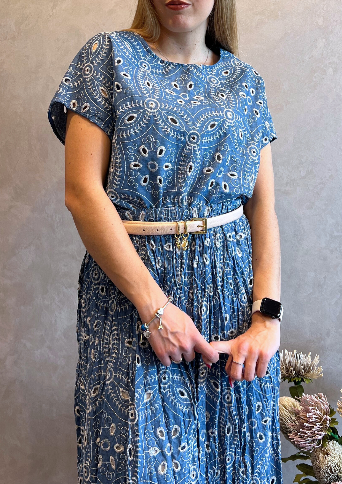 Blusa manica corta in chambray con ricami