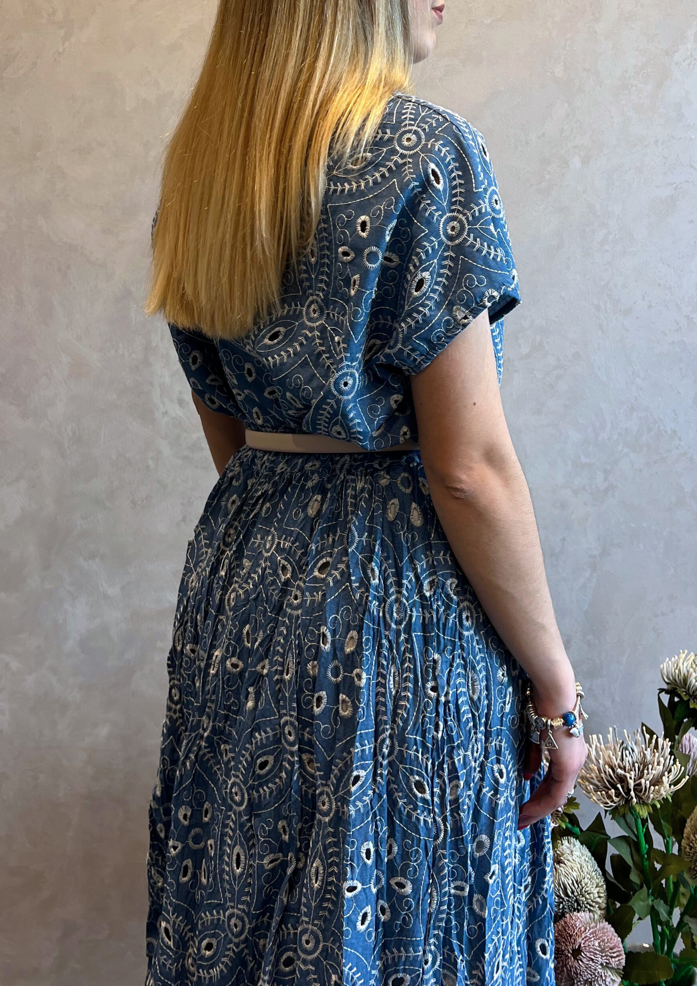 Blusa manica corta in chambray con ricami