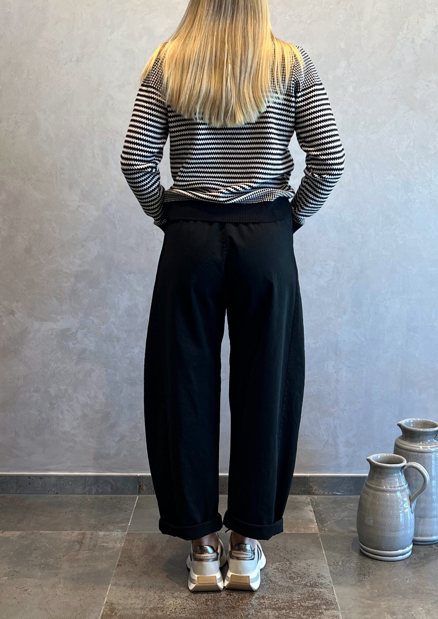 Pantalone barrel in cotonaccio con cintura