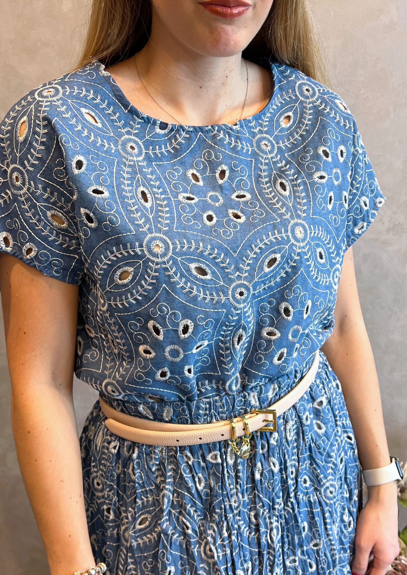 Blusa manica corta in chambray con ricami