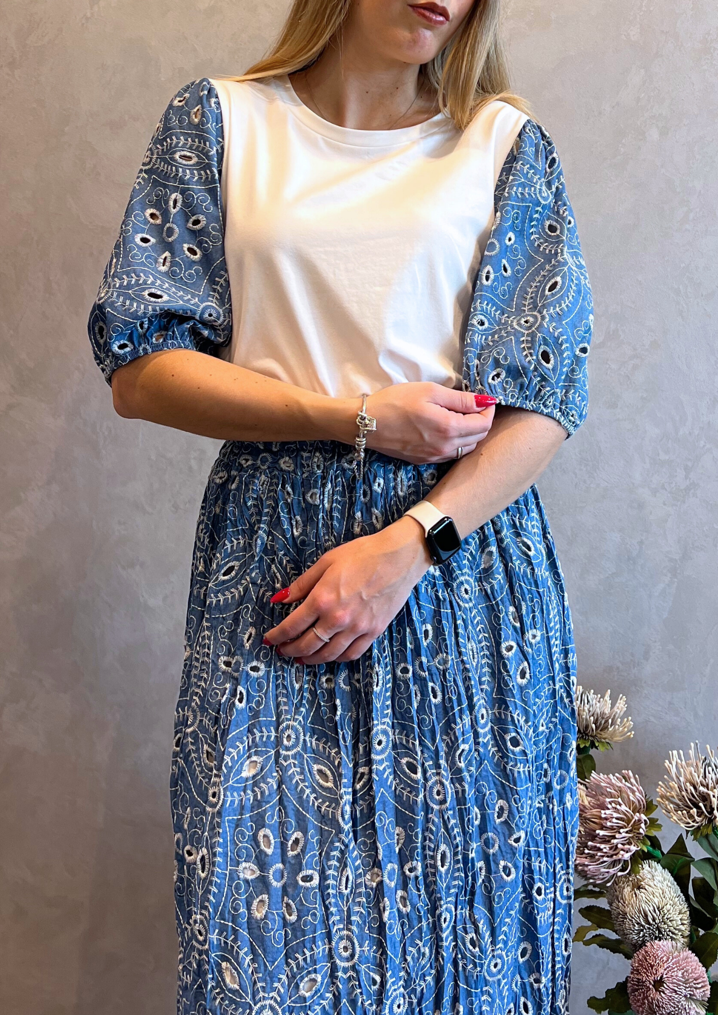 T-shirt morbida con maniche a palloncino ricamate