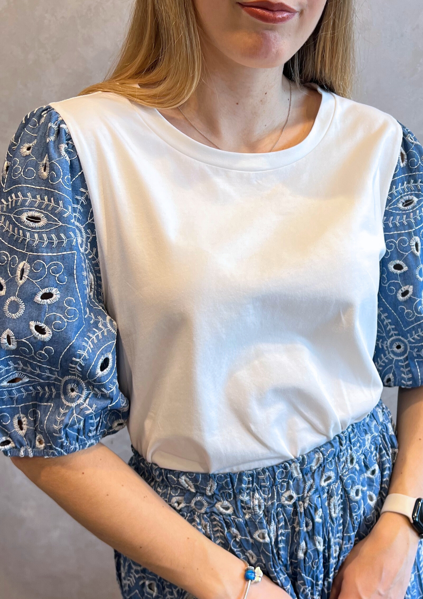 T-shirt morbida con maniche a palloncino ricamate