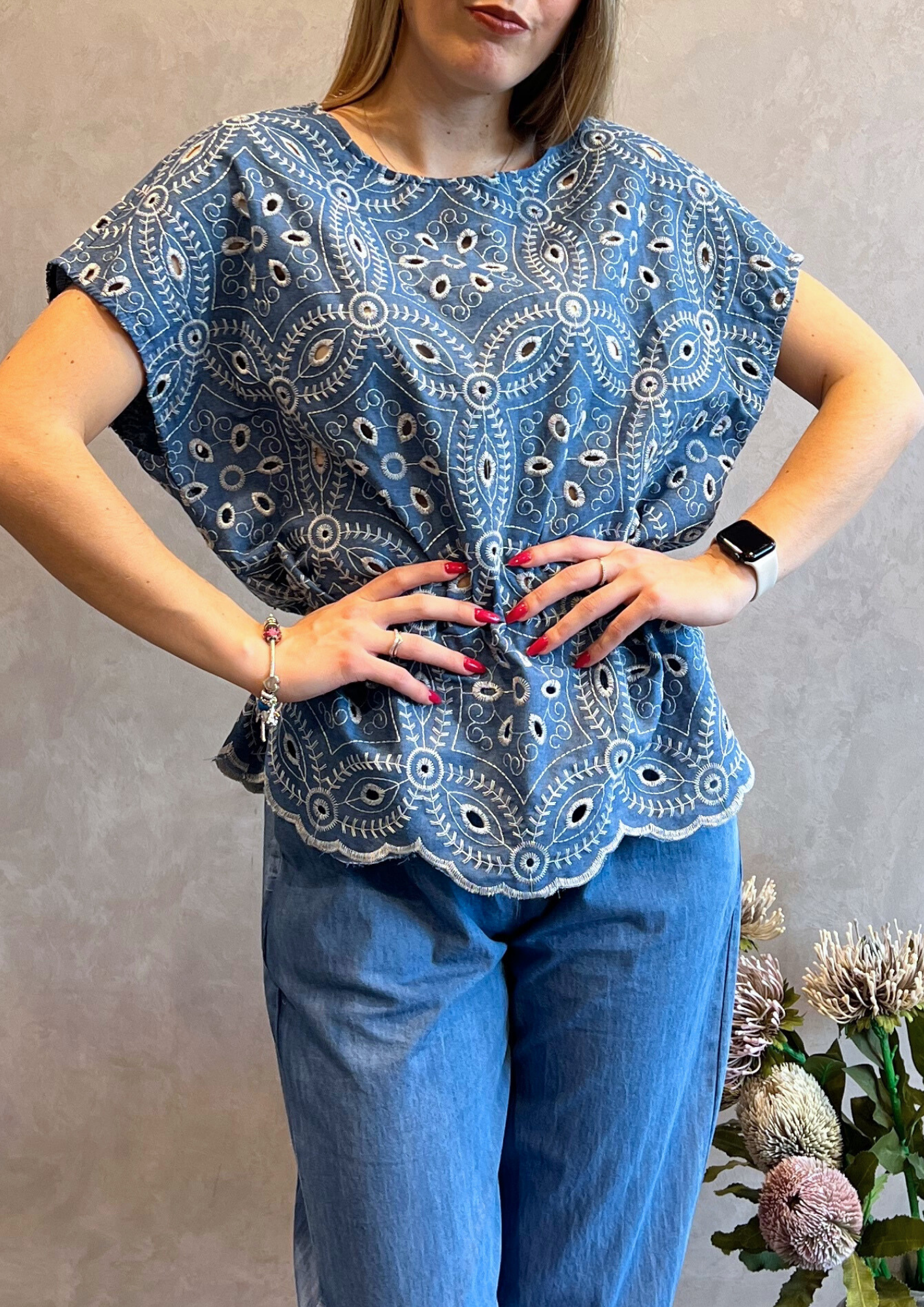 Blusa manica corta in chambray con ricami