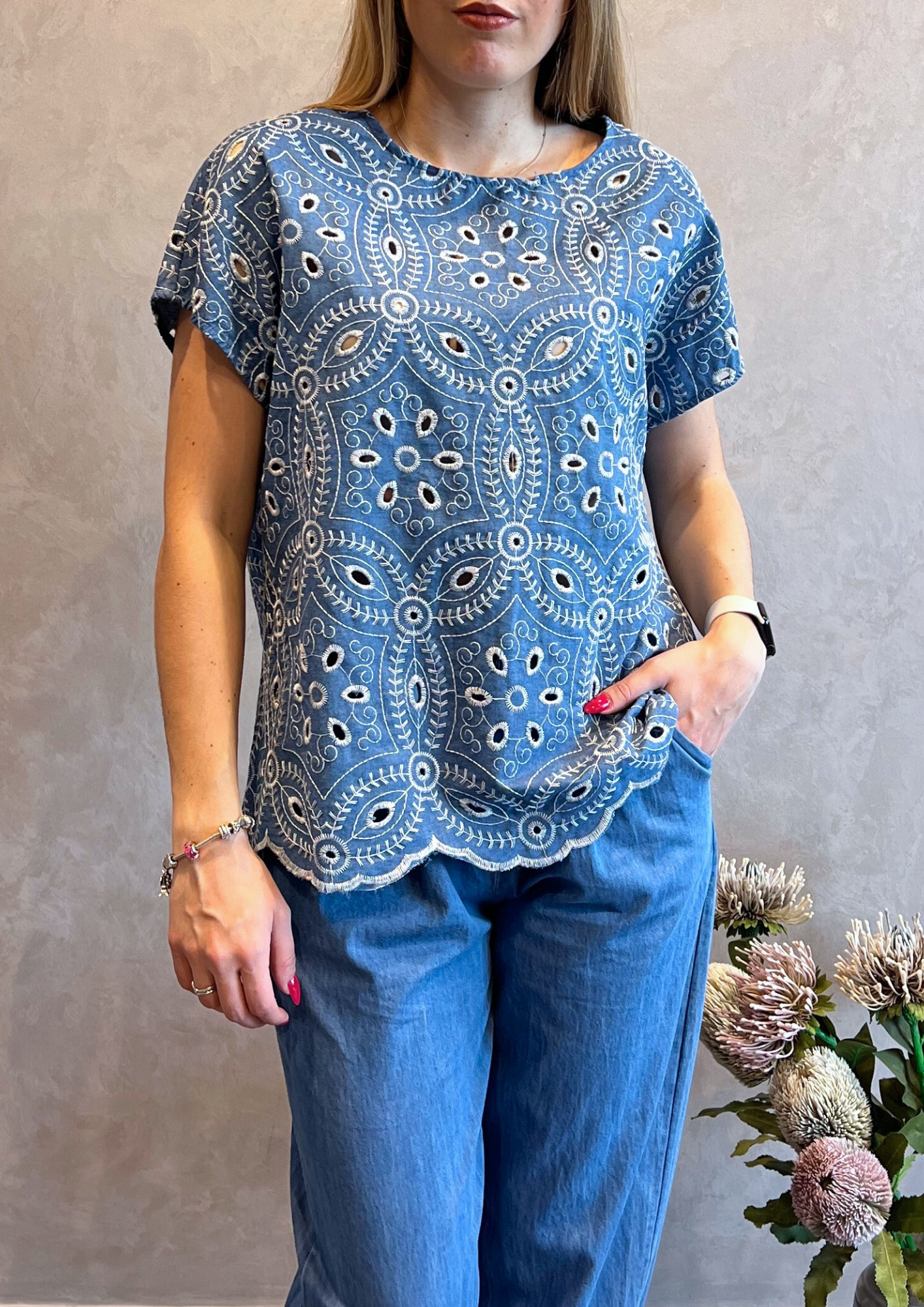 Blusa manica corta in chambray con ricami