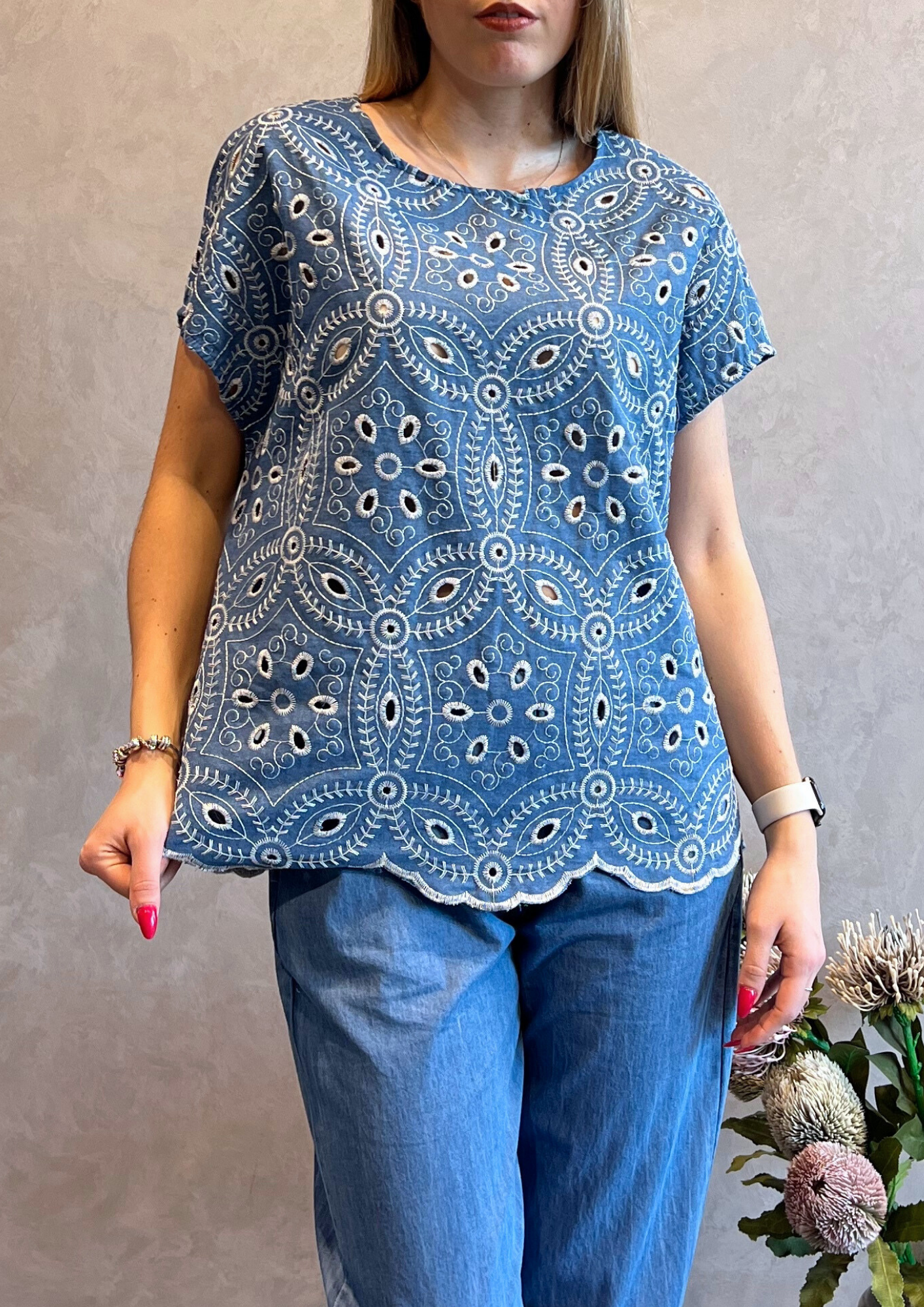 Blusa manica corta in chambray con ricami