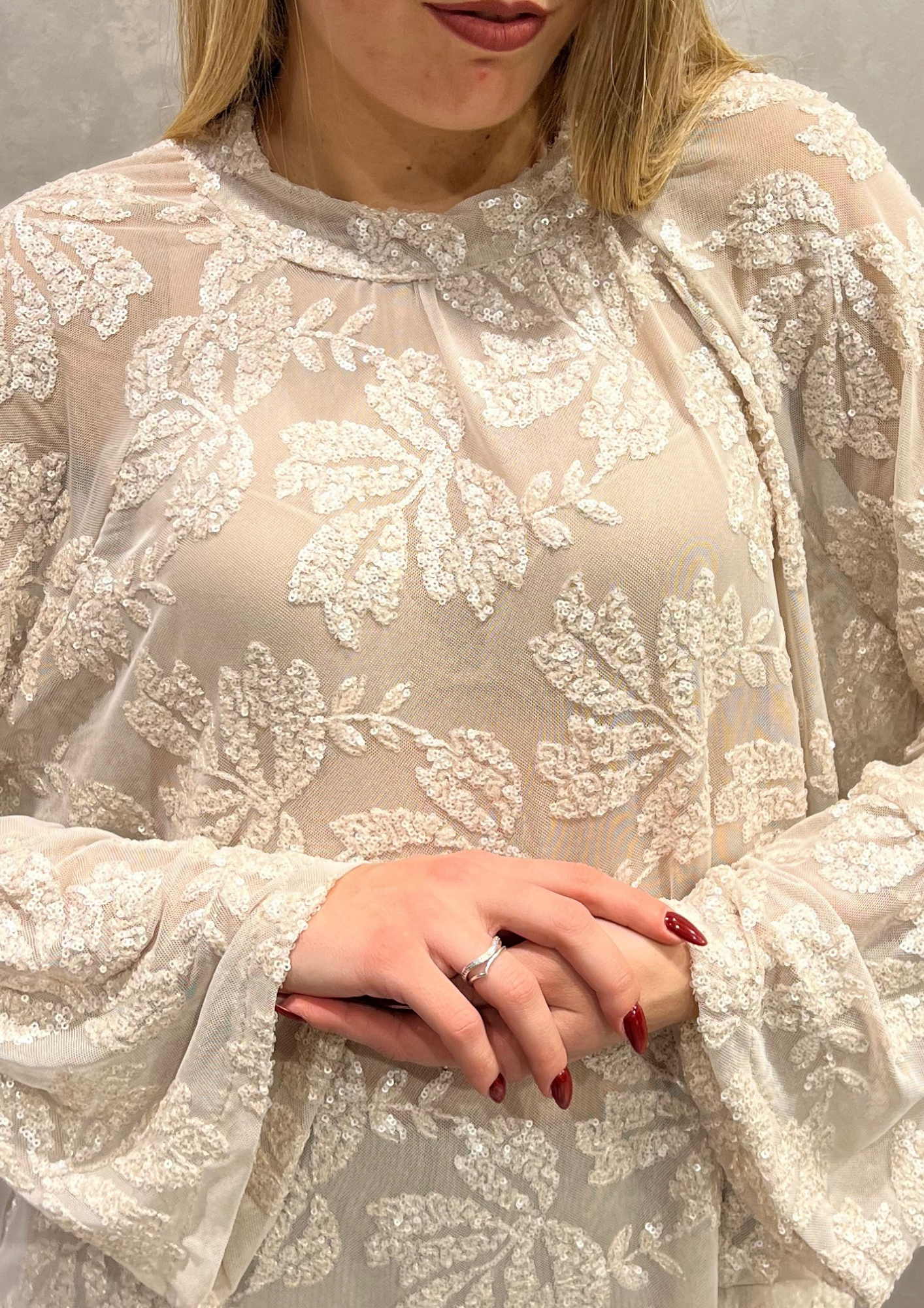 Blusa over tulle con ricami paillettes