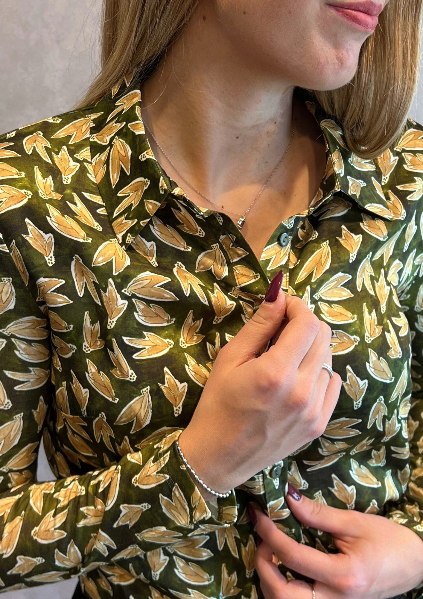 Camicia bimaterica in fantasia foglie