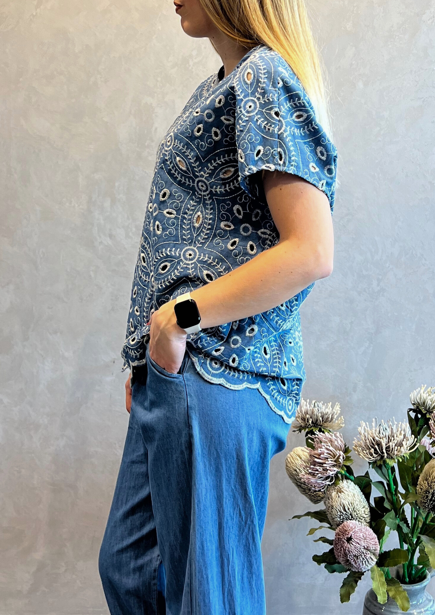 Blusa manica corta in chambray con ricami