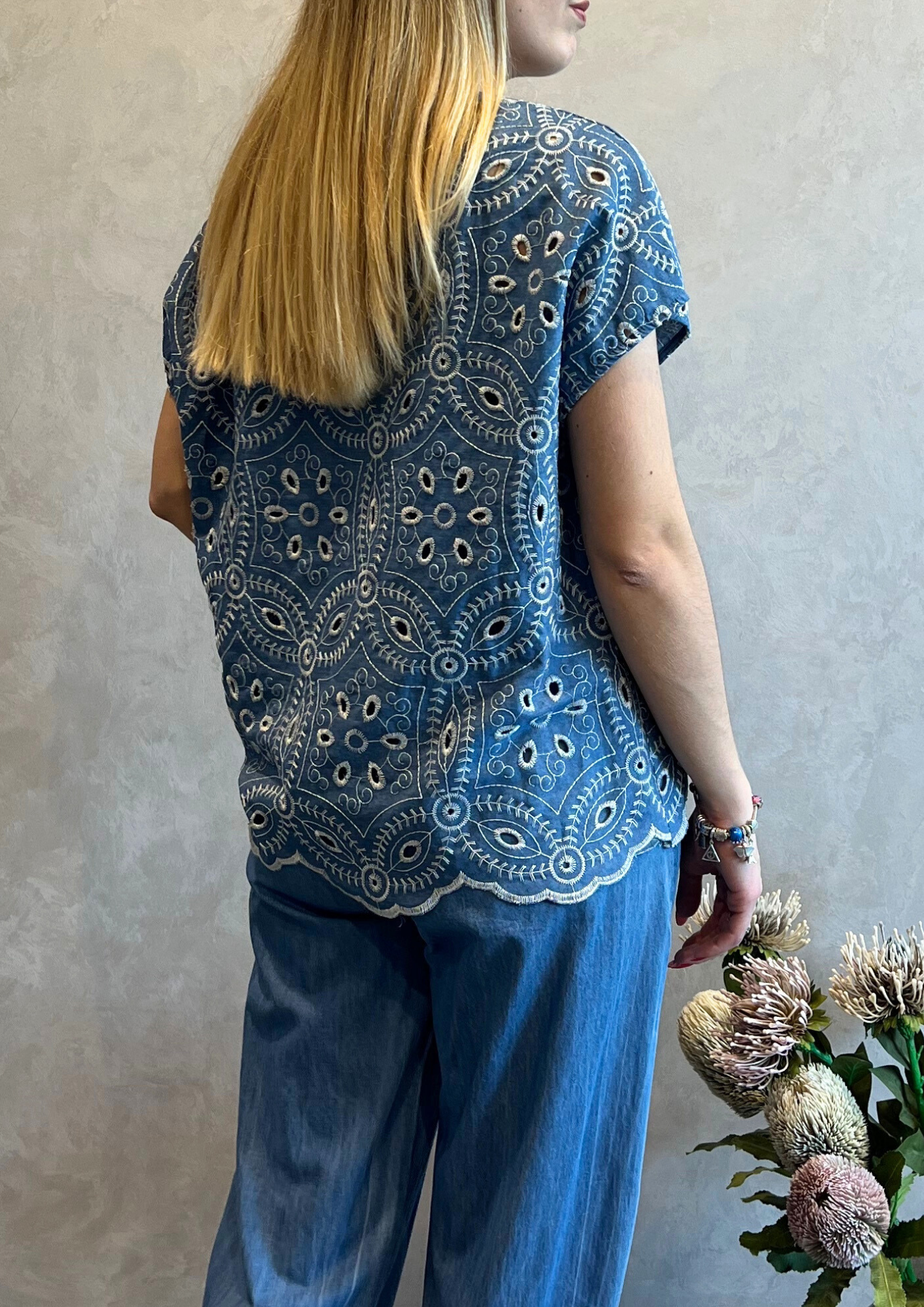 Blusa manica corta in chambray con ricami