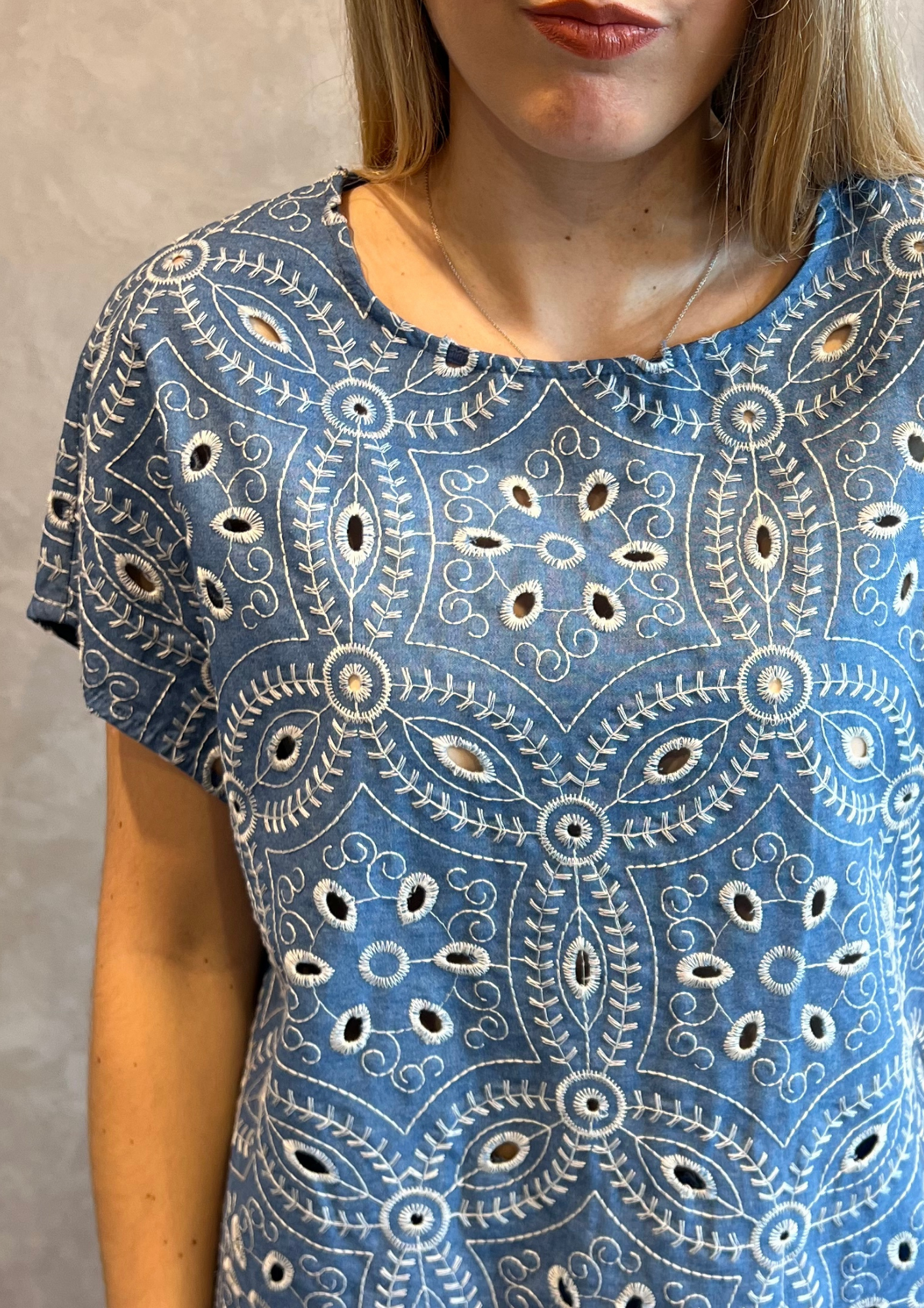 Blusa manica corta in chambray con ricami