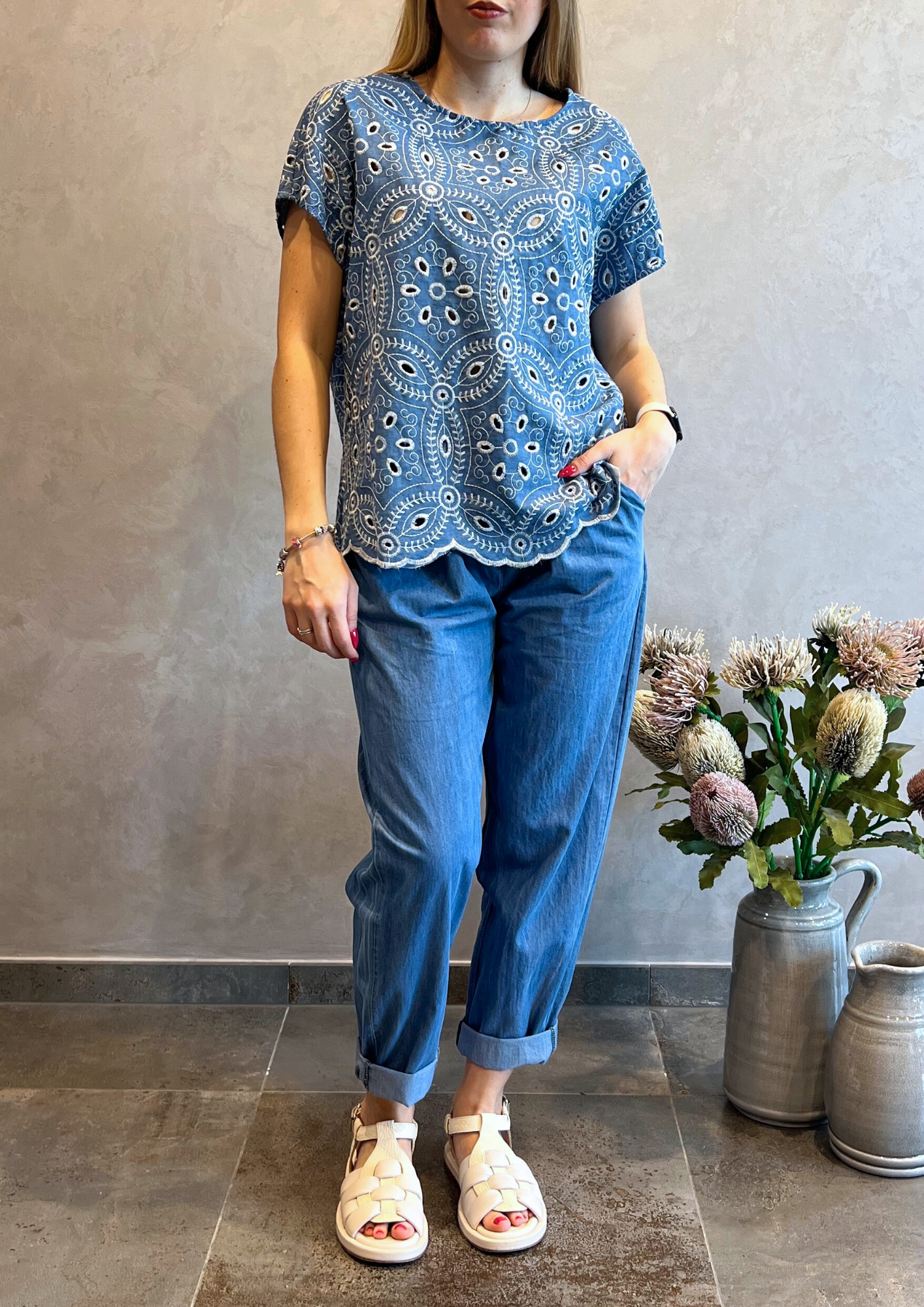 Blusa manica corta in chambray con ricami
