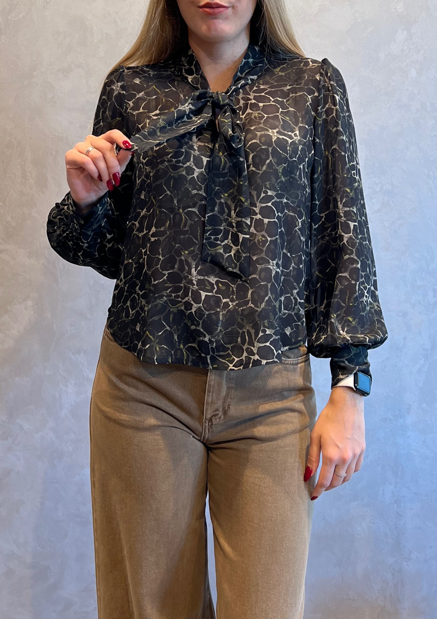 Blusa 100% viscosa stampa animalier con fiocco