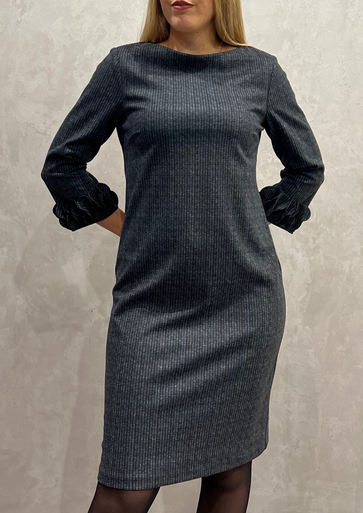 Abito in micro-fantasia con dettaglio tondini