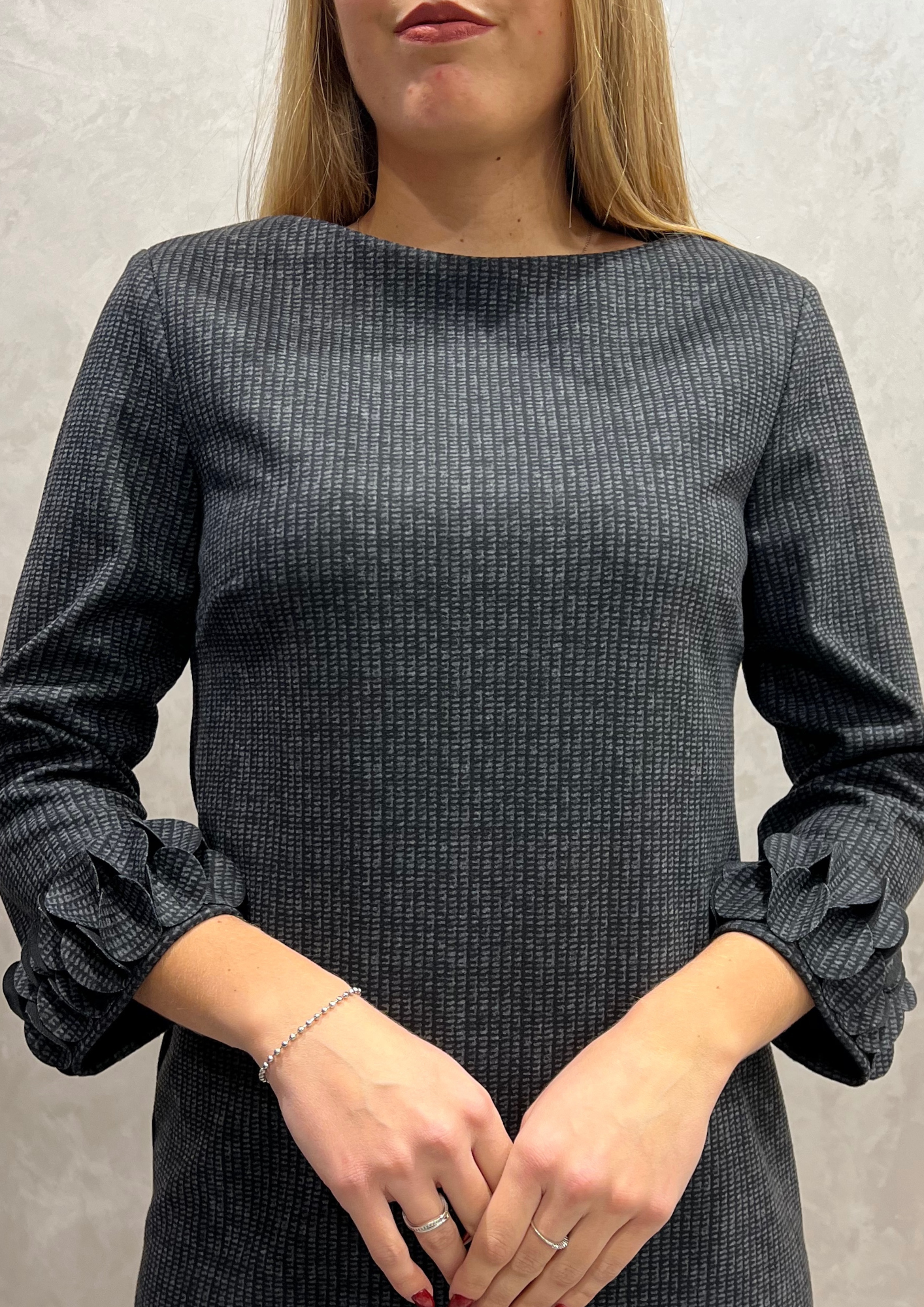 Abito in micro-fantasia con dettaglio tondini